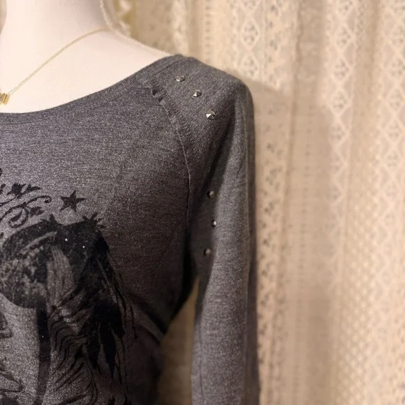 ROCK & REPUBLIC Gray Long Sleeve Crest Lion Studded Top Women's Size S - Picture 3 of 7
